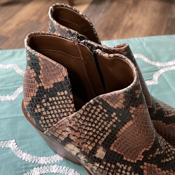 Vince Camuto Boots size 5 1/2 - Picture 6 of 12